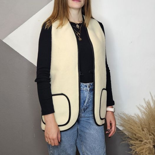 Жилет из овечьей шерсти